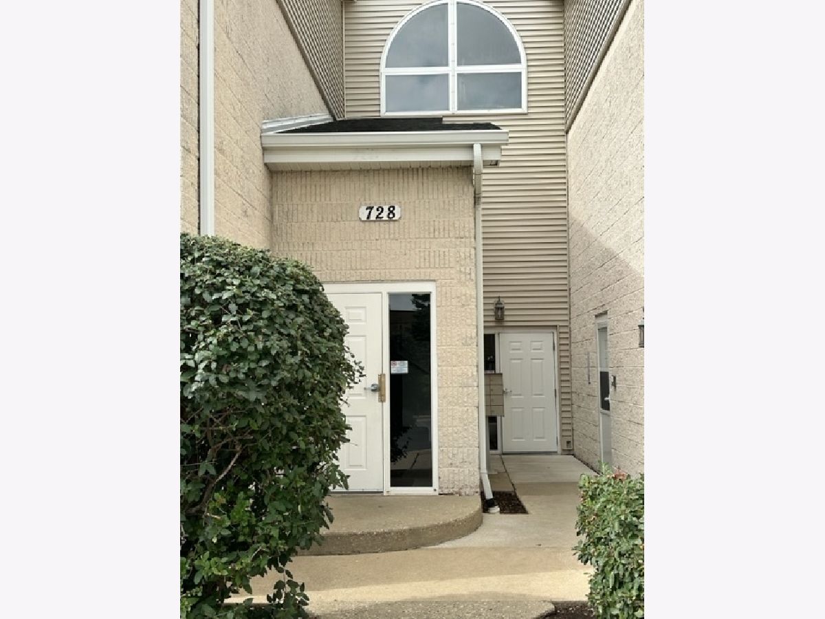 Condominiums Rented Legends Carol Stream Illinois, 728 Gary