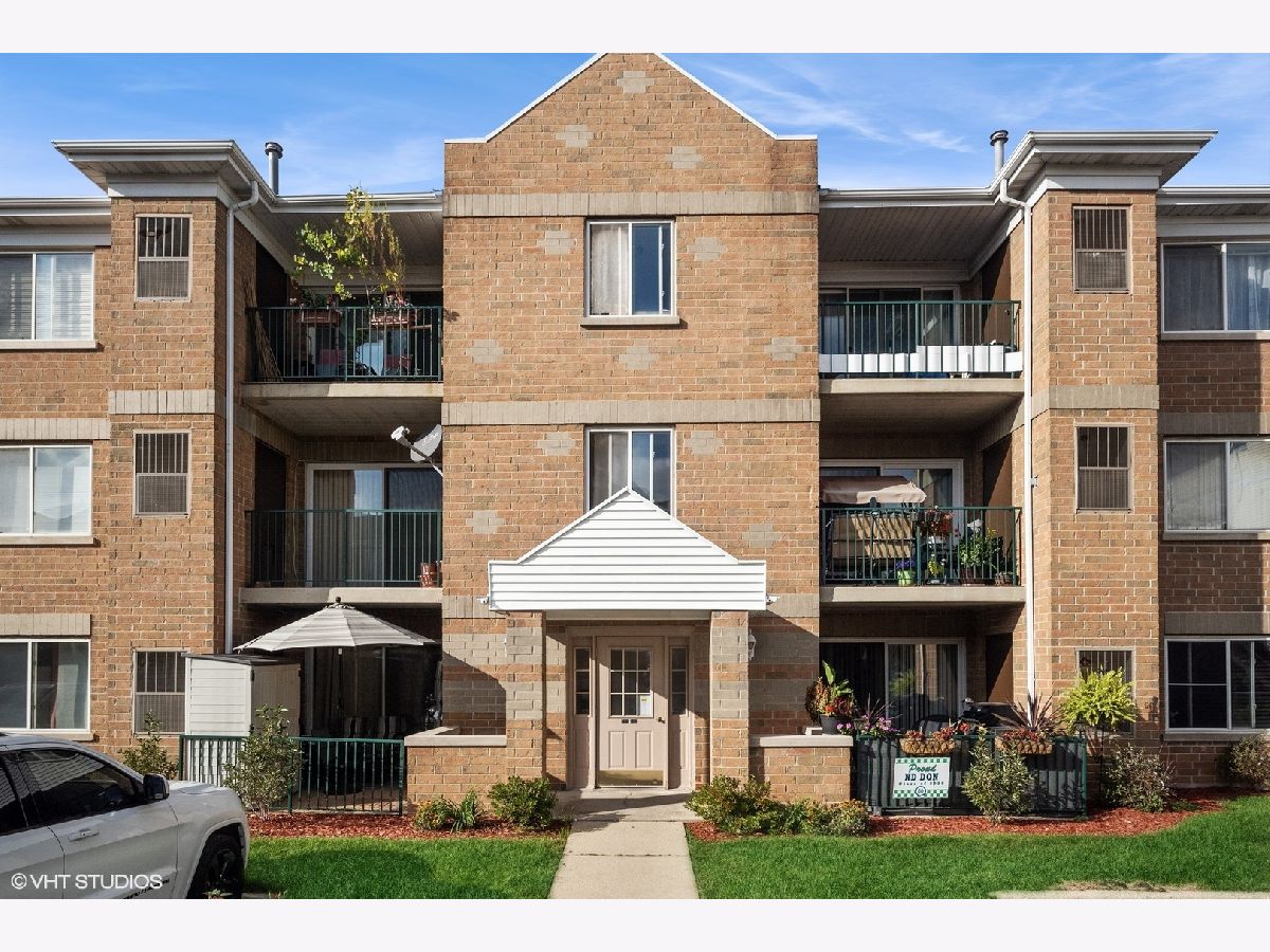 Condominiums Rented Whispering Glen Chicago Illinois, 5357 East River