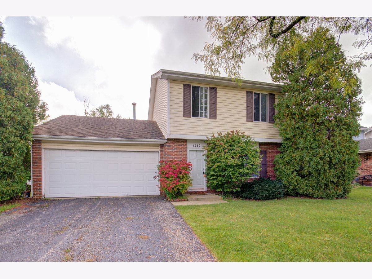 Homes & Condos & Townhomes Rented Spring Hill Naperville Illinois, 1212 Needham