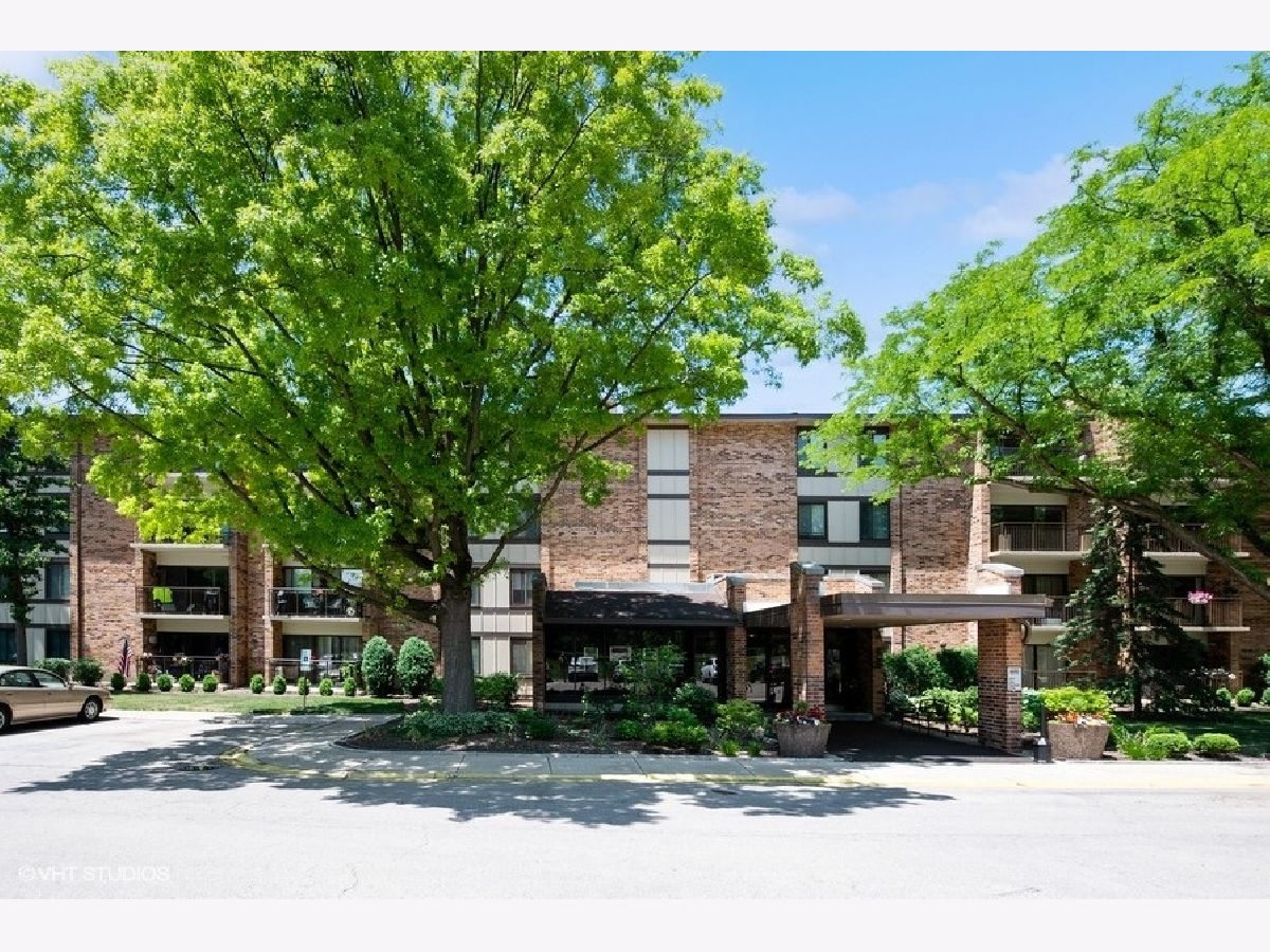 Lake Hinsdale Village Willowbrook IL, Condos & Townhomes For Sale & For