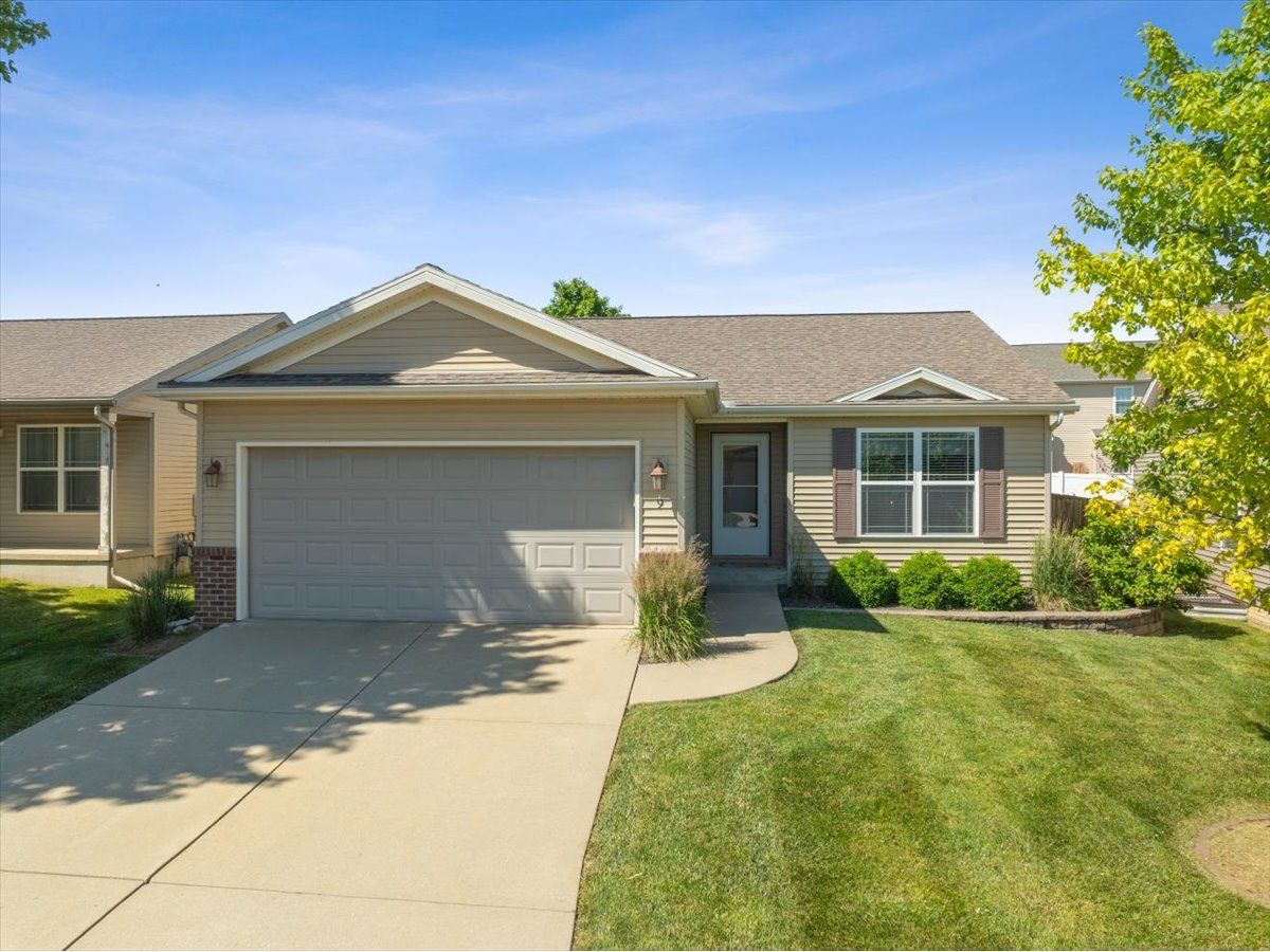 Homes & Condos & Townhomes Sold Fox Creek Village Bloomington Illinois, 9 Barclay