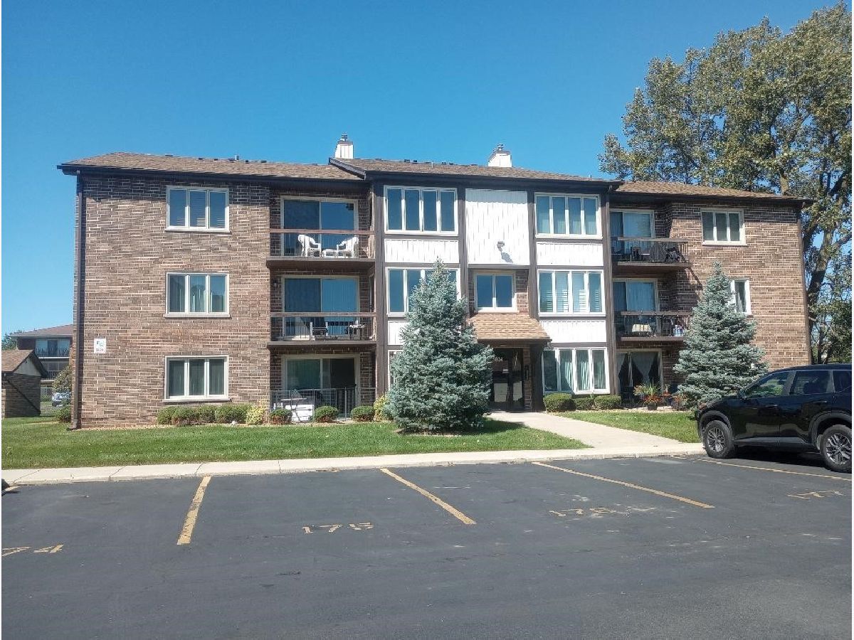 Condominiums & Homes Sold Fieldcrest Crestwood Illinois, 5024 Circle