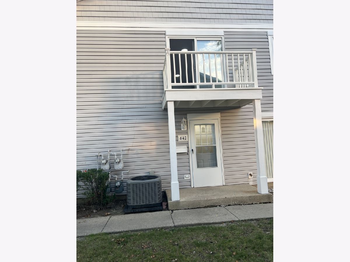 Townhomes & Condos Rented Cedar Run Wheeling Illinois, 642 Gray