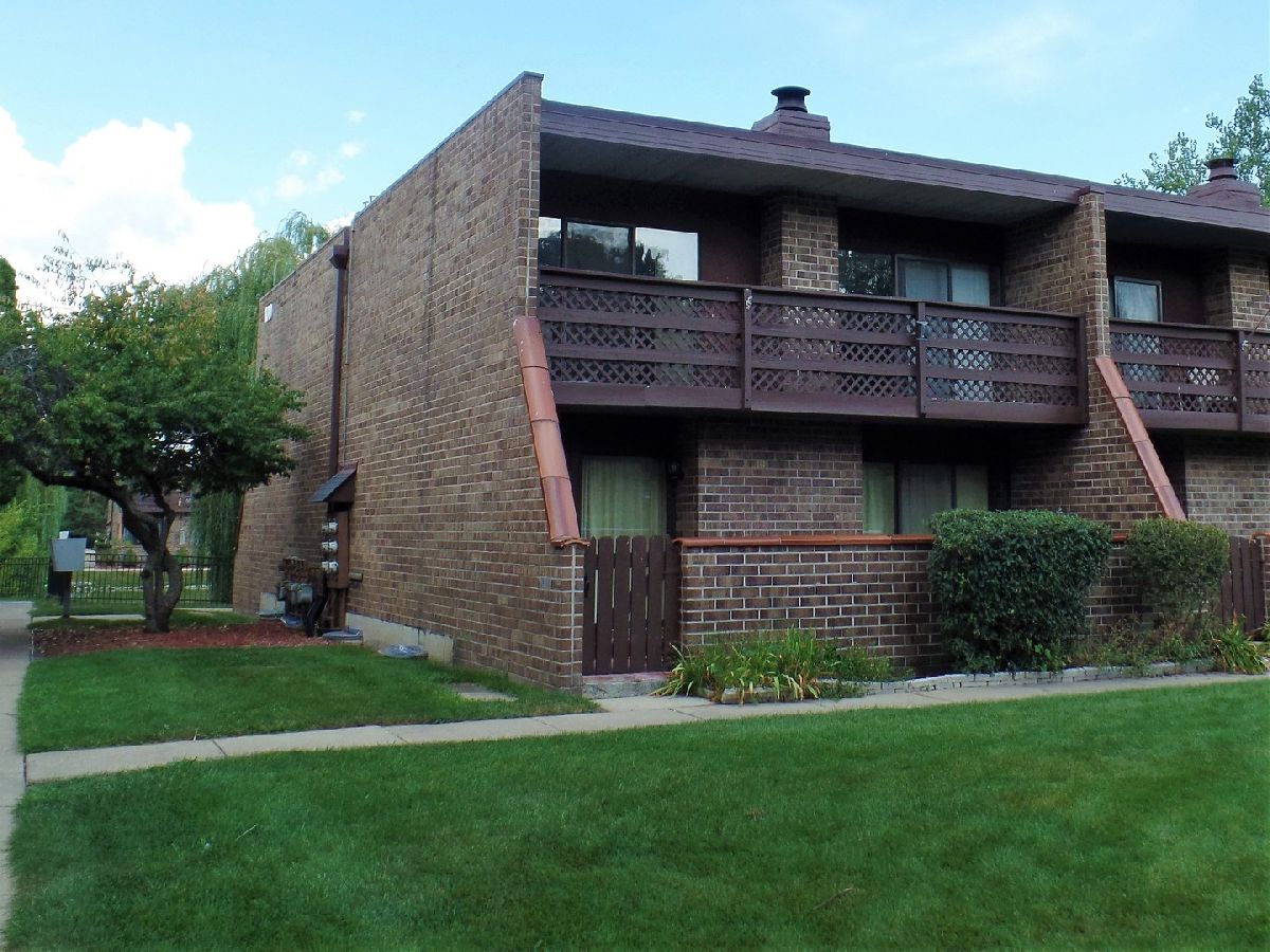 Condos & Townhomes Rented Kennington Square Elgin Illinois, 106 Kenneth
