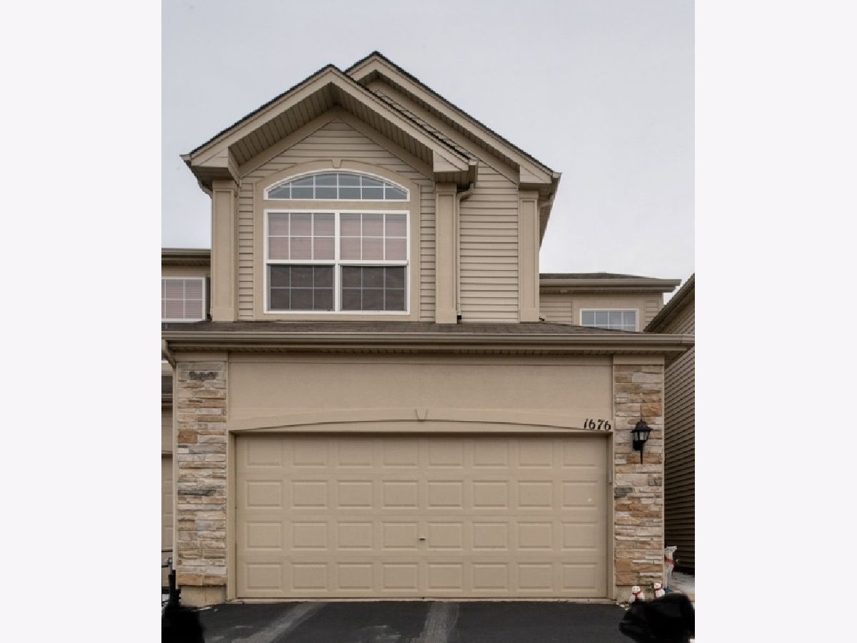 Townhomes & Condos & Homes Rented Grand Pointe Trails Aurora Illinois, 1676 Fredericksburg