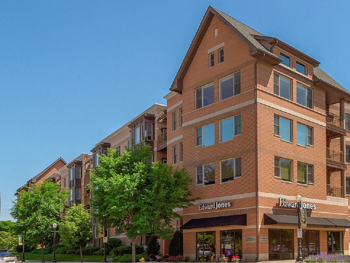 Condominiums Sold Acadia On The Green Downers Grove Illinois, 930 Curtiss