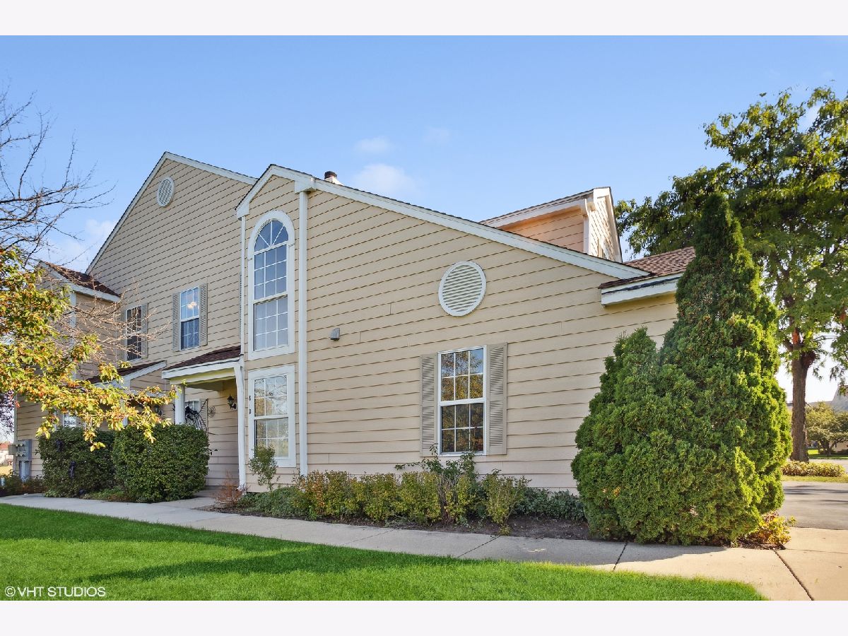 Manors Of Oak Knoll Streamwood IL, Townhomes & Condos & Homes For Sale