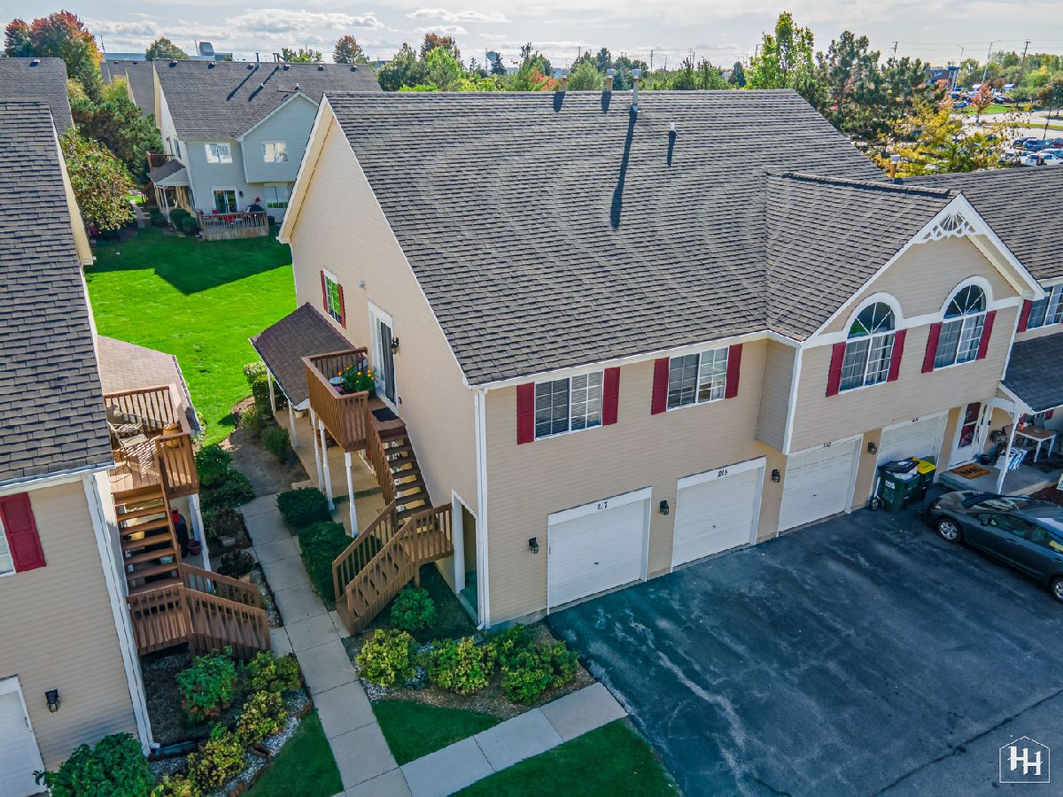 Townhomes & Condos & Homes Sold Woodcreek Village Lake In The Hills Illinois, 215 Village Creek