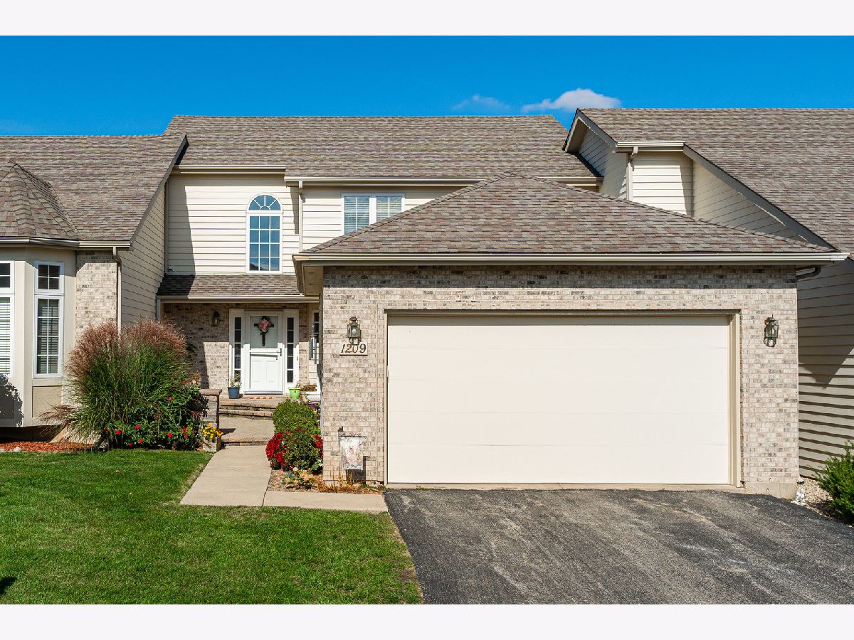 Townhomes Sold Gidden Greens Dekalb Illinois, 1209 Green