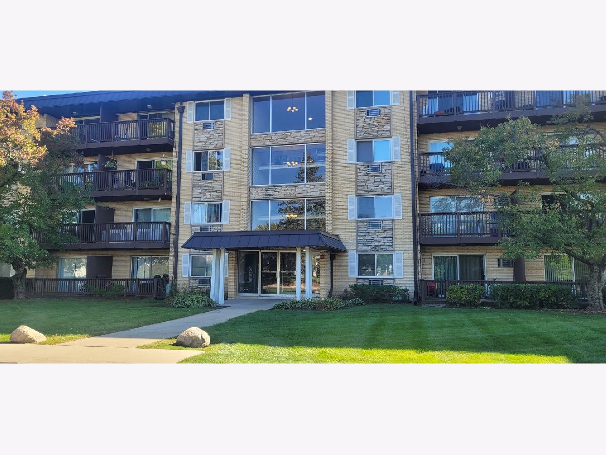 Condominiums & Homes Rented Evergreen Court Arlington Heights Illinois, 2214 Goebbert