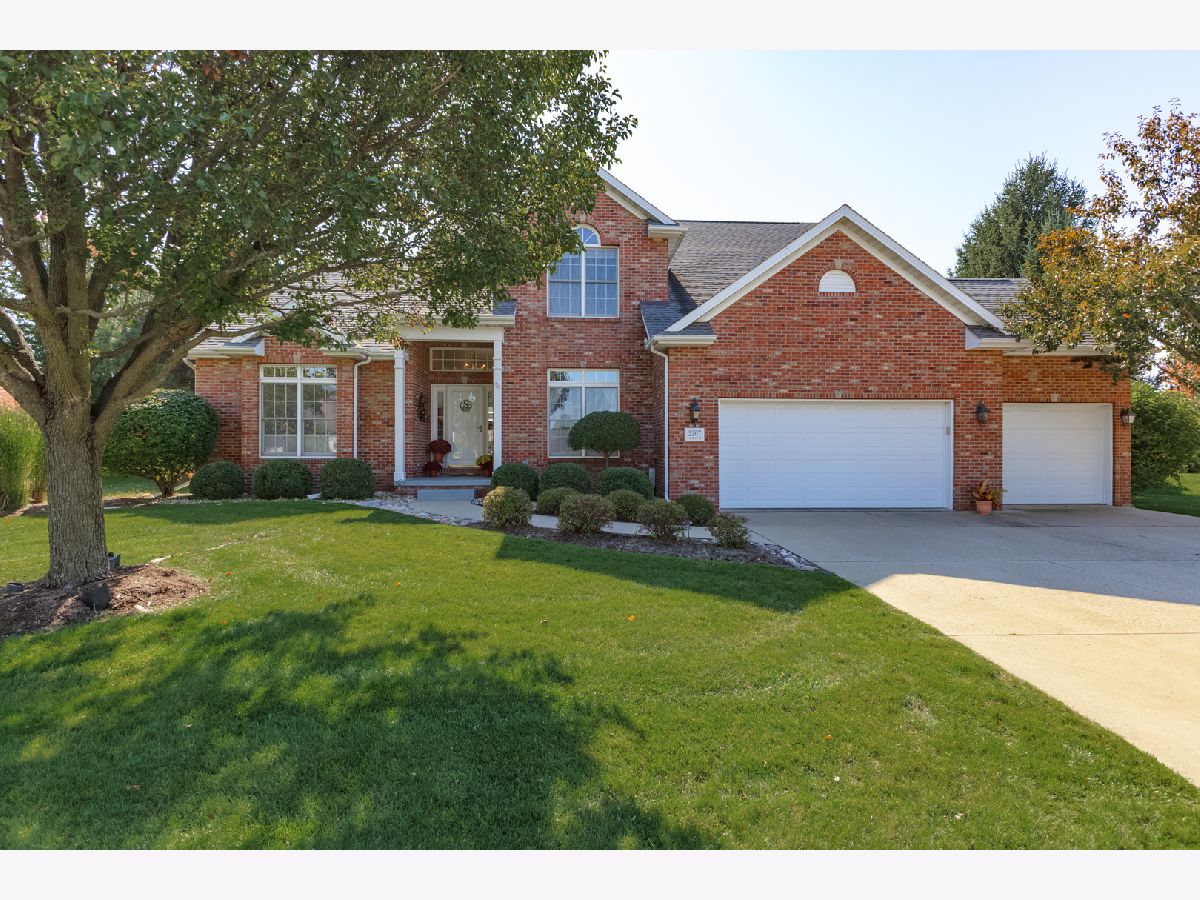 Homes & Condos & Townhomes Sold Summerfield Bloomington Illinois, 2207 Yarrow