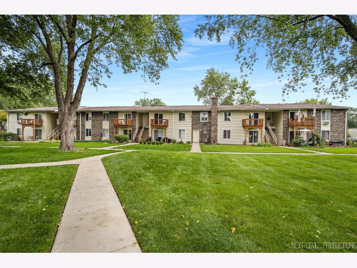 Condominiums Sold Deer Run Oswego Illinois, 2000 Light