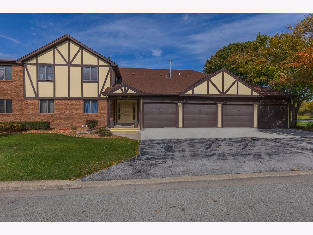 Condos & Townhomes Sold Country Club Place Pontiac Illinois, 201 Carol
