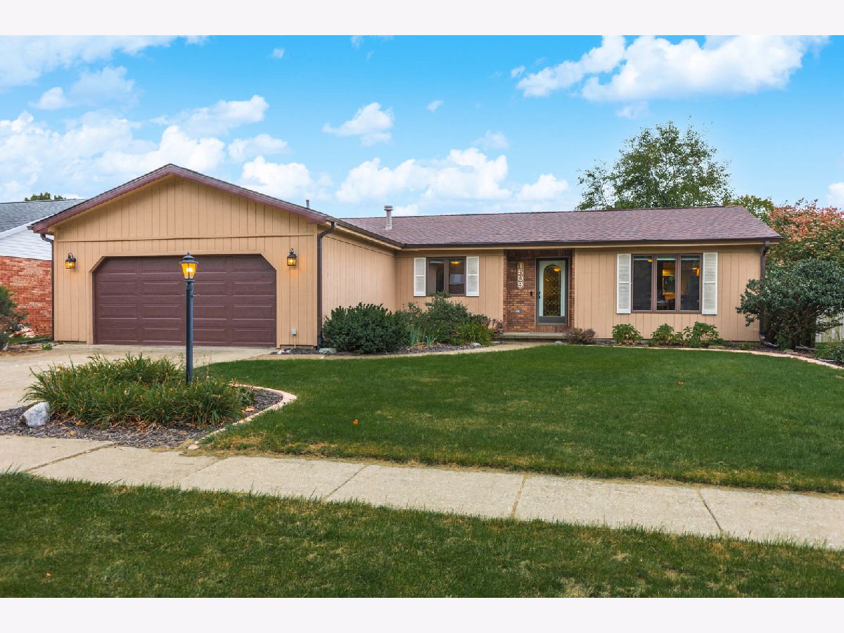 Homes & Condos & Townhomes Sold Lake Devonshire Champaign Illinois, 1509 Country Lake