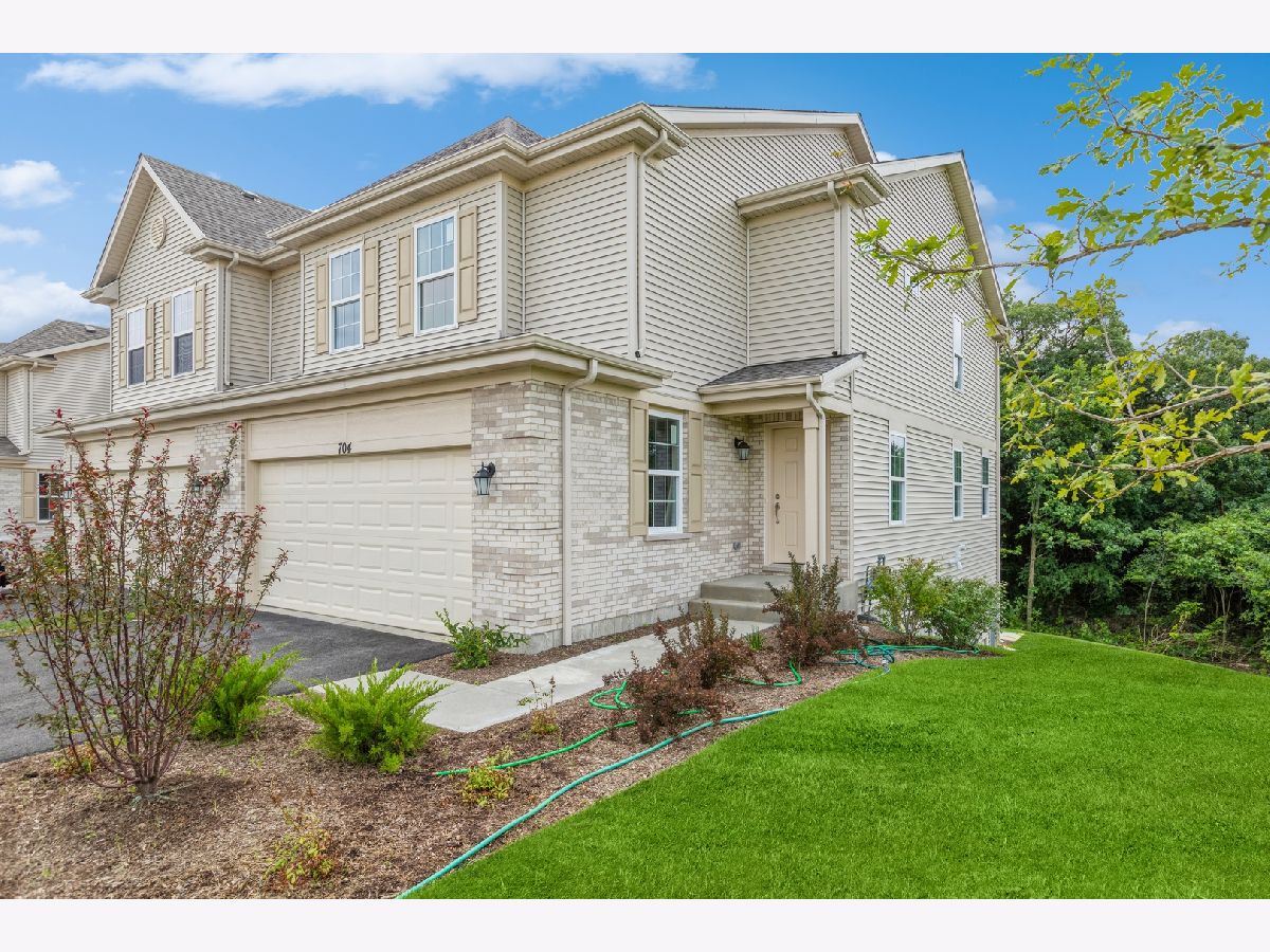 Homes & Townhomes Sold Ashton Pointe Crystal Lake Illinois, 704R Oak Hollow