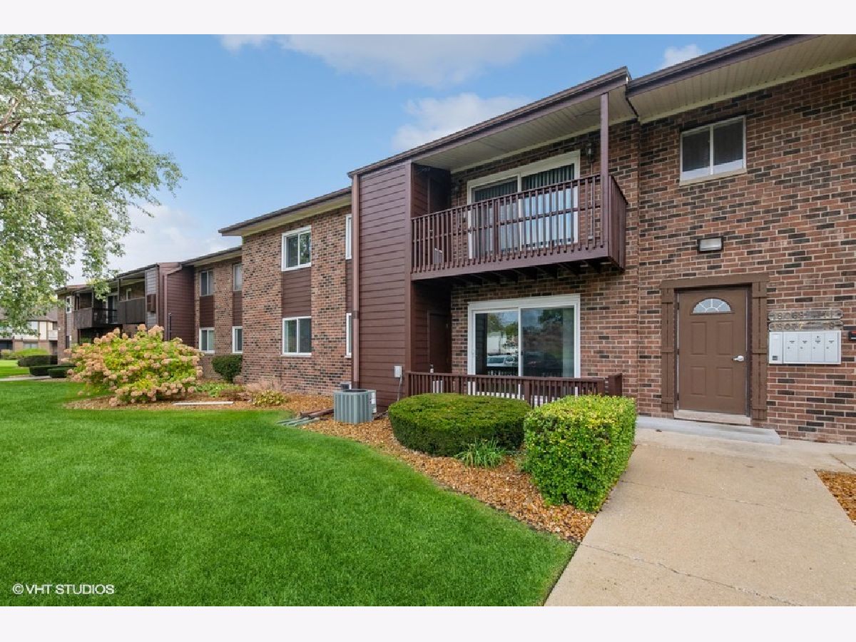 Condominiums Sold Oak Village Tinley Park Illinois, 18069 Live Oak