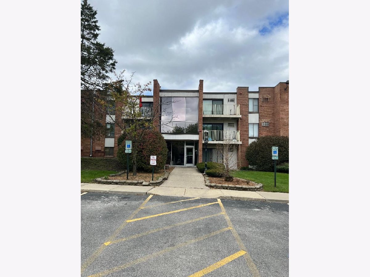 Condominiums Rented Windridge Courts Addison Illinois, 300 Fullerton