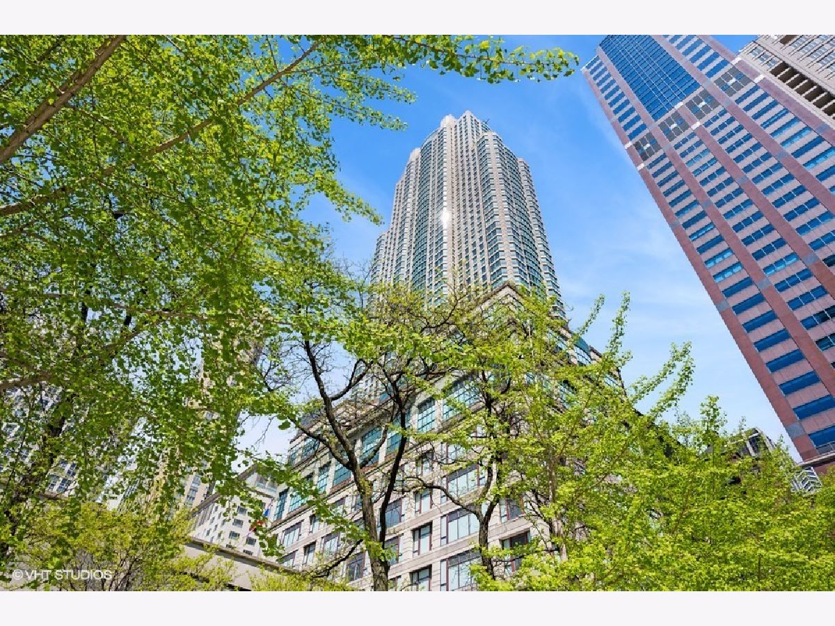 Condos & Townhomes Sold The Huron Chicago Illinois, 100 Huron