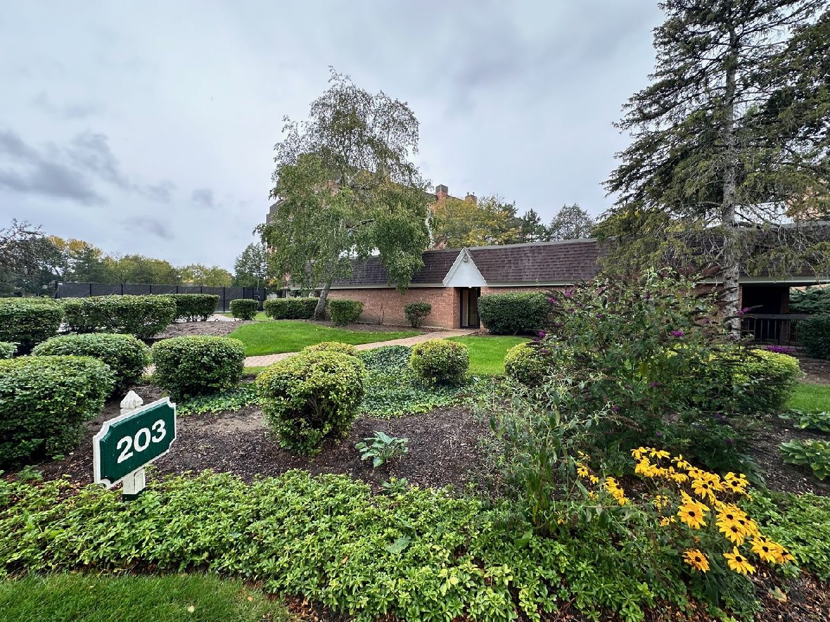 Condos & Townhomes & Homes Sold Rivershire Lincolnshire Illinois, 203 Rivershire