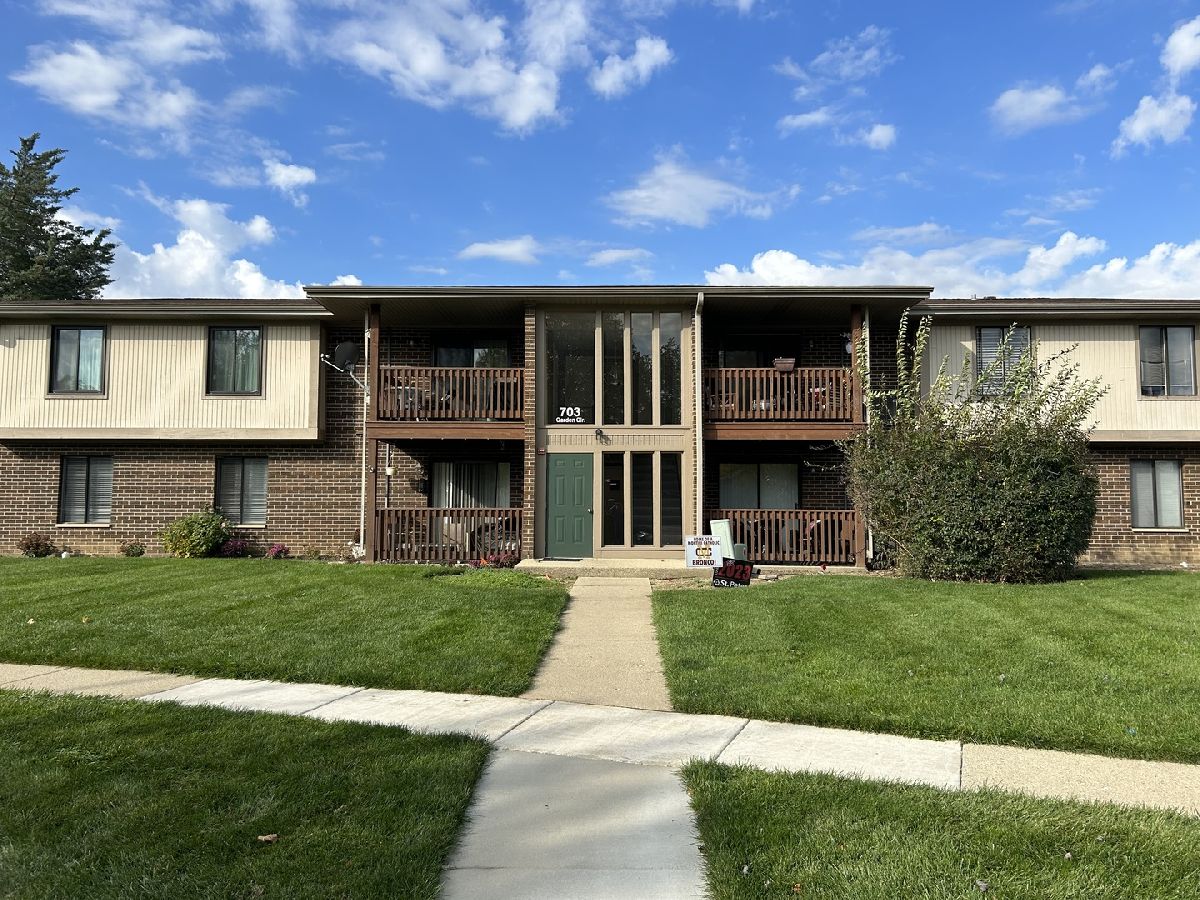 Condominiums & Homes Rented Brookside Streamwood Illinois, 703 Garden