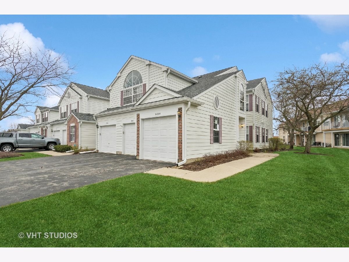 Townhomes & Condos & Homes Sold Manors Of Oak Knoll Streamwood Illinois, 749 Streamwood