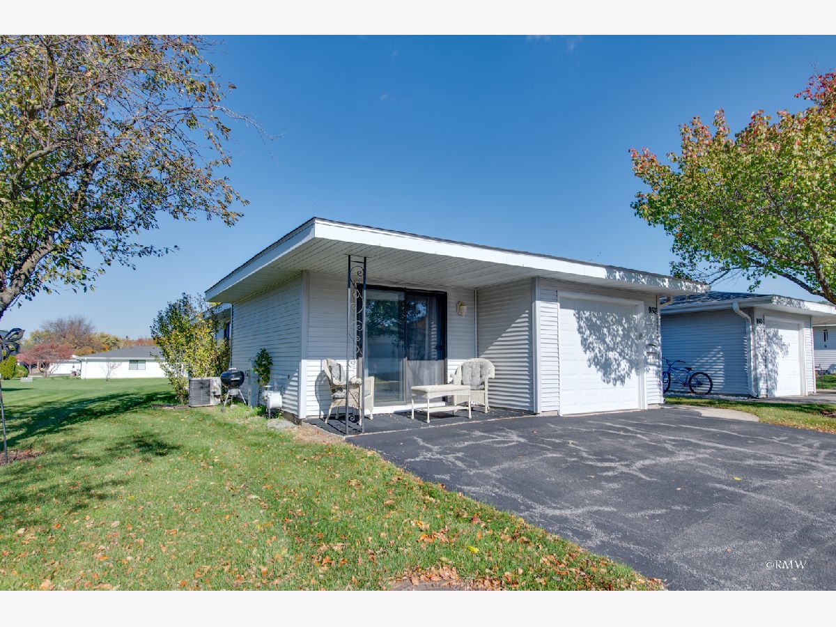 Townhomes & Condos & Homes Sold Weathersfield South Schaumburg Illinois, 932 Westfield