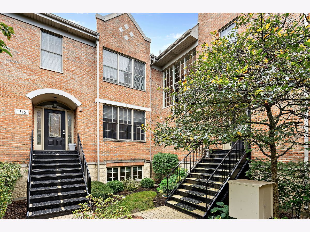 Townhomes Rented Glenwick Courte Glenview Illinois, 1715 Dewes