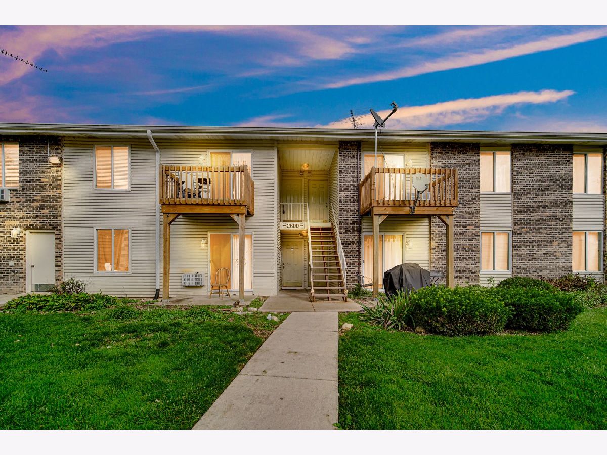 Condominiums Sold Deer Run Oswego Illinois, 2600 Light