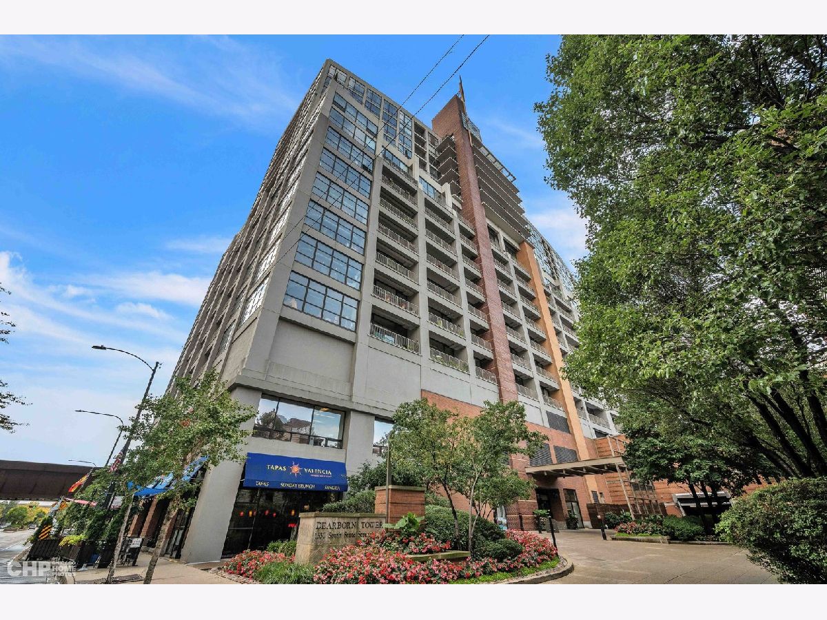 Condos & Townhomes Rented Dearborn Tower Chicago Illinois, 1530 State