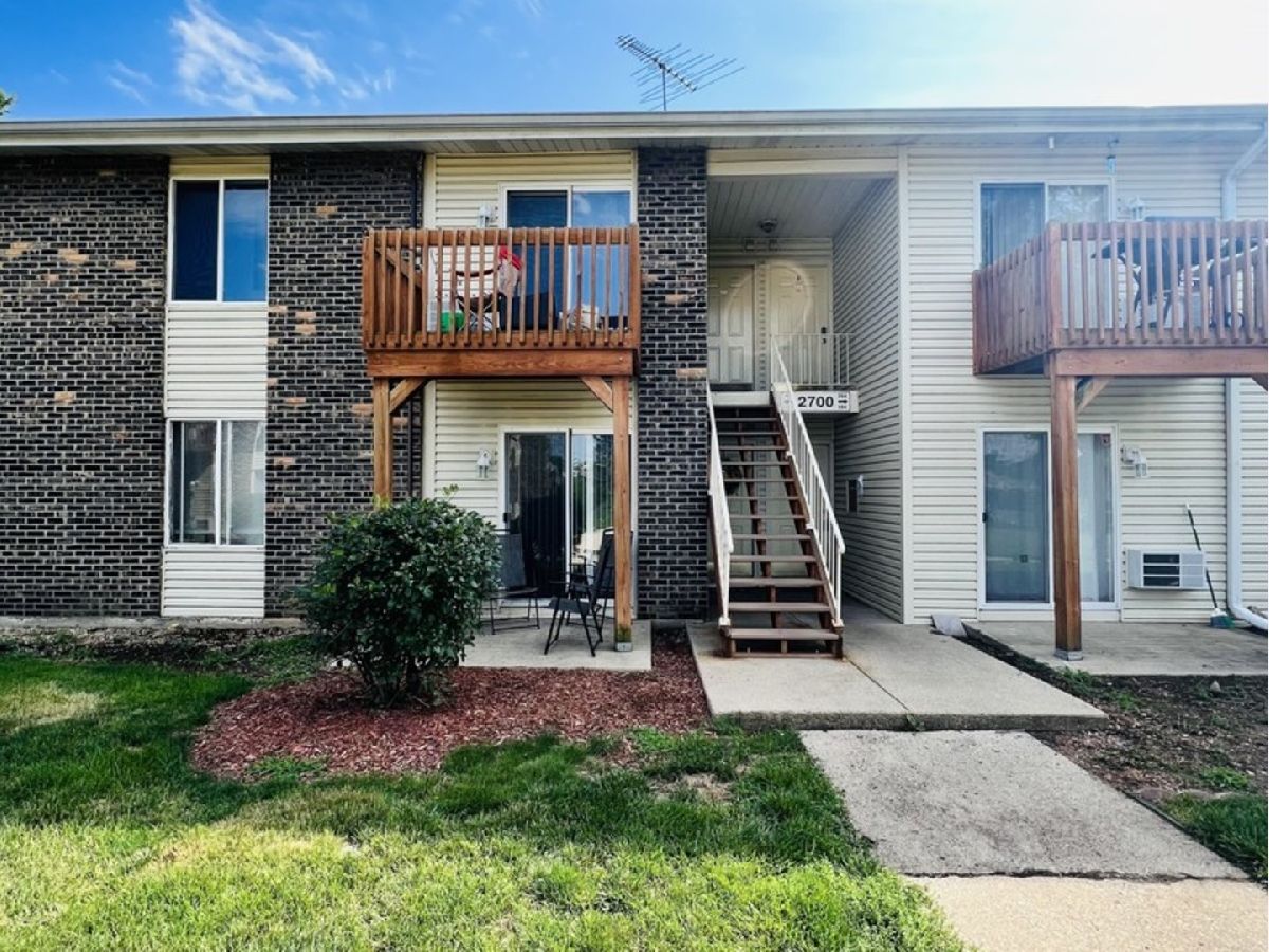 Condominiums Sold Deer Run Oswego Illinois, 2700 Light