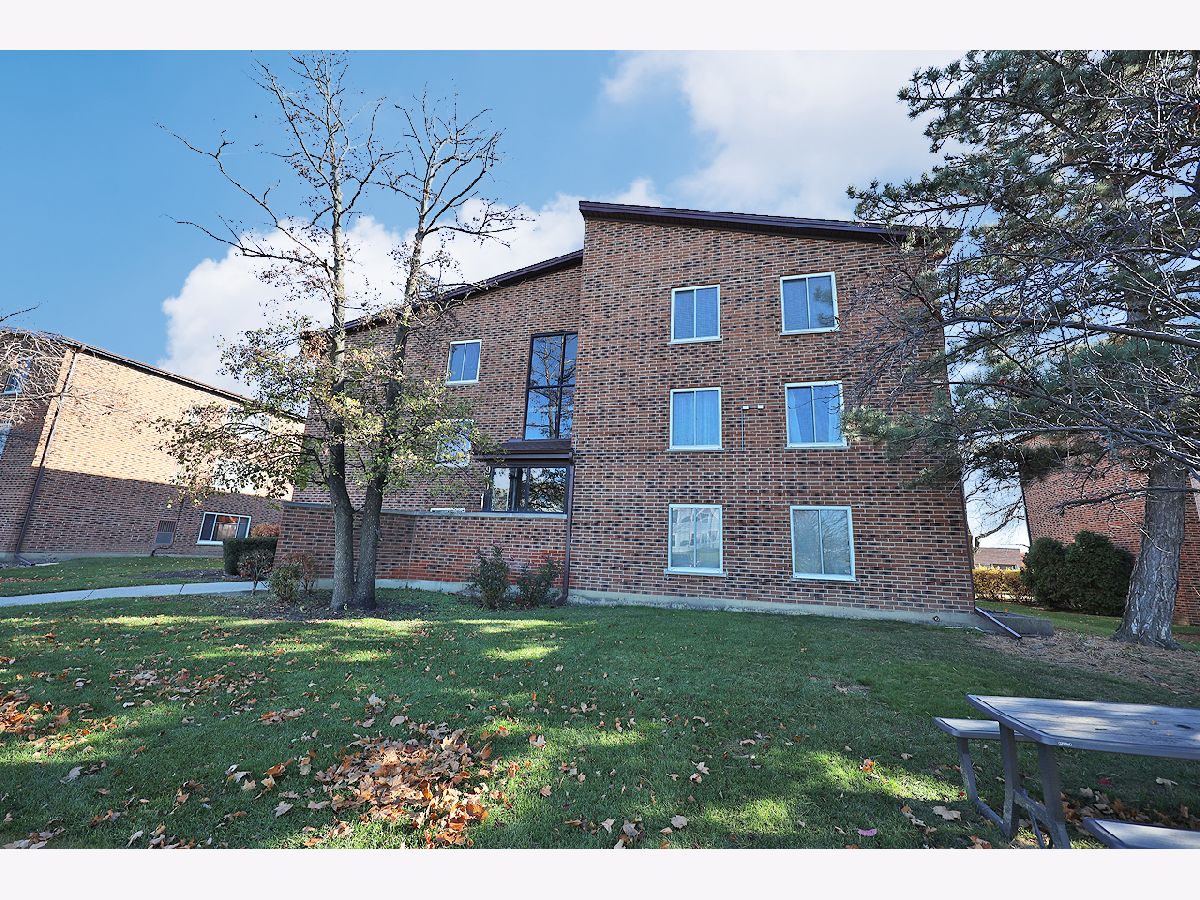 Condominiums Sold 12 Oaks Elk Grove Village Illinois, 930 Perrie