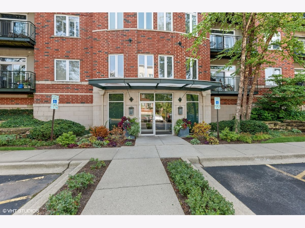 Condominiums Sold Delacourte Condominiums Buffalo Grove Illinois, 860 Weidner