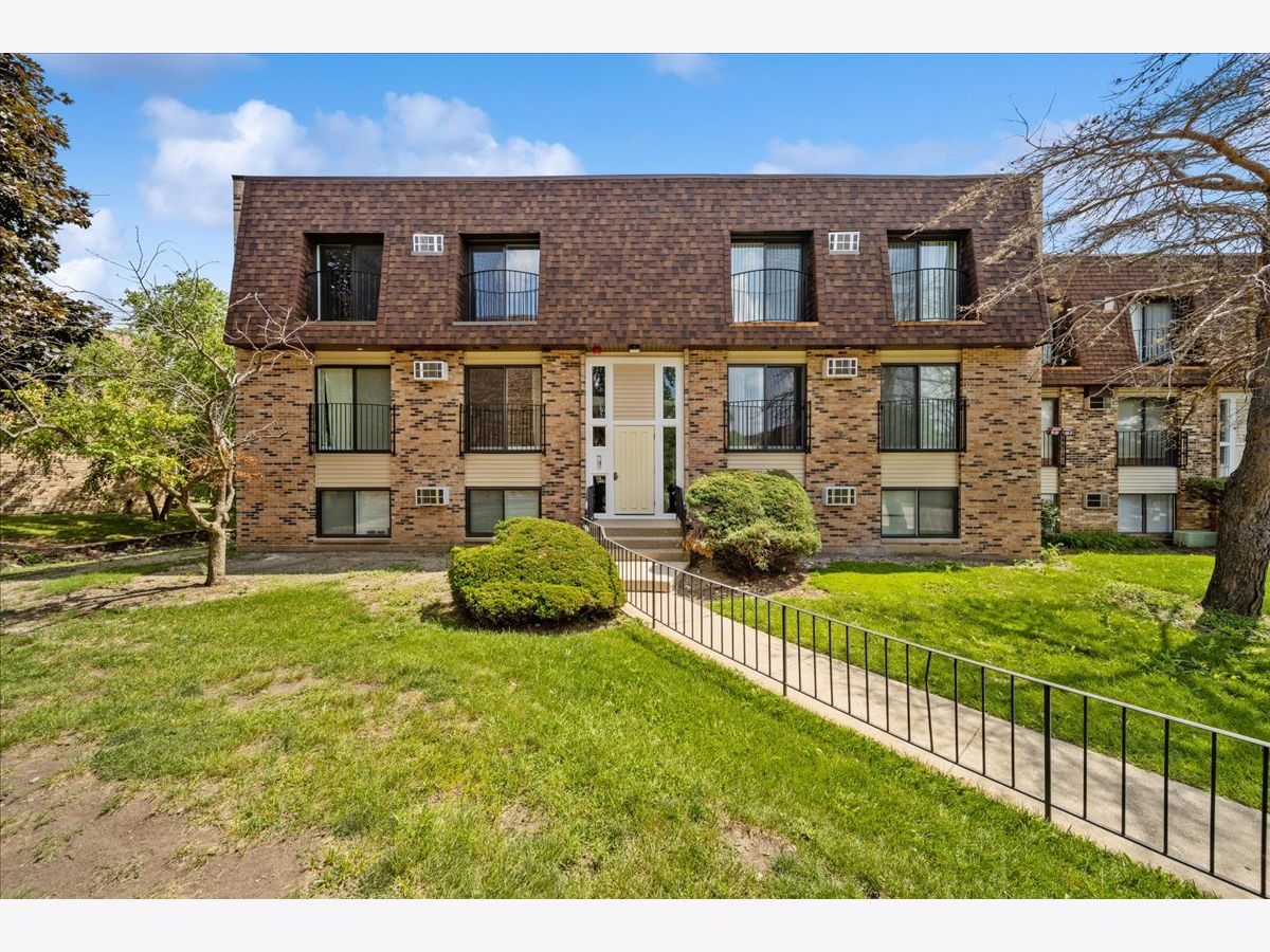 Condominiums Sold Watersedge Glendale Heights Illinois, 170 Waters Edge