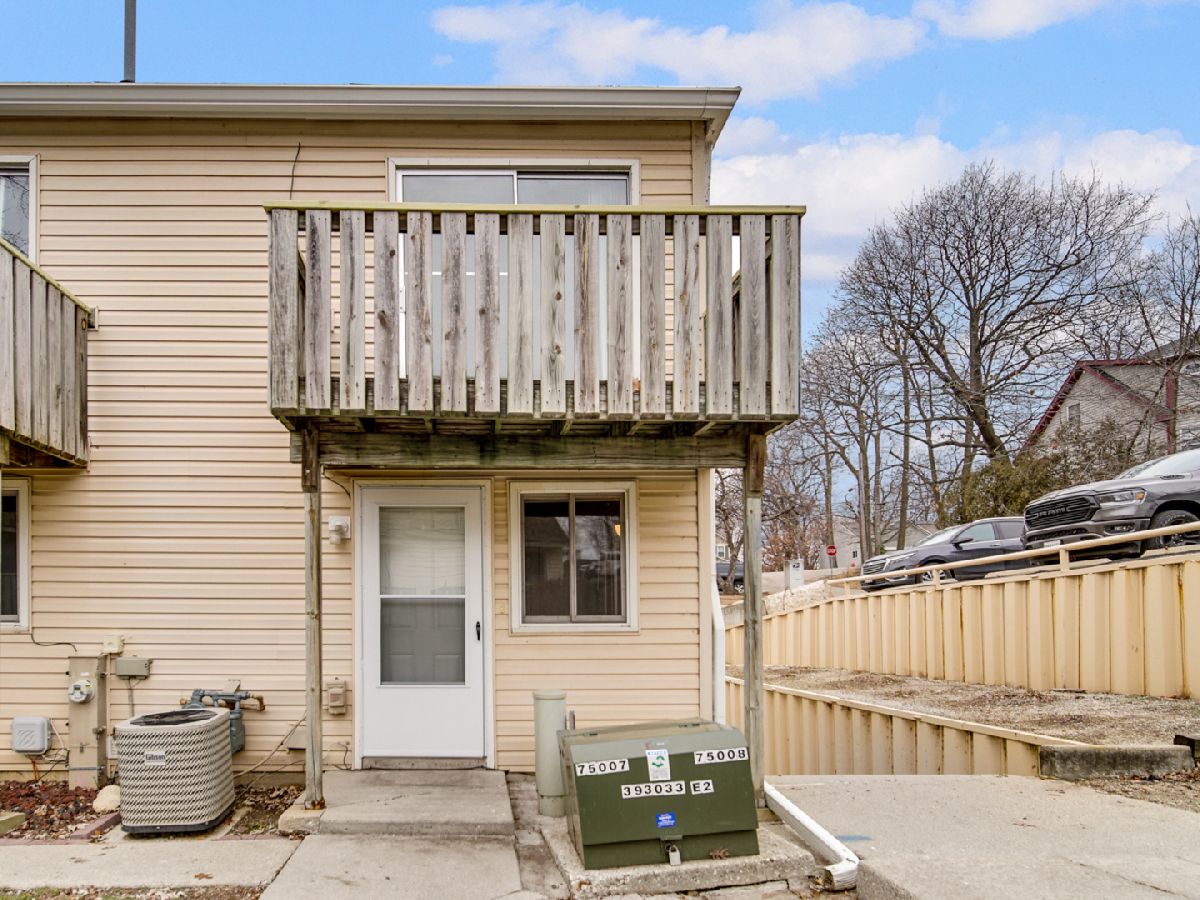 Townhomes & Condos & Homes Rented Hidden Glen Fox Lake Illinois, 81 Maude