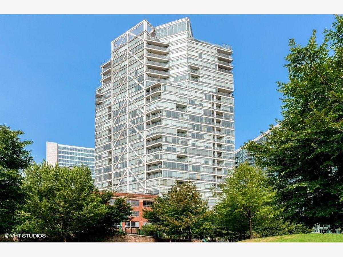 Condominiums Rented Erie On The Park Chicago Illinois, 510 Erie