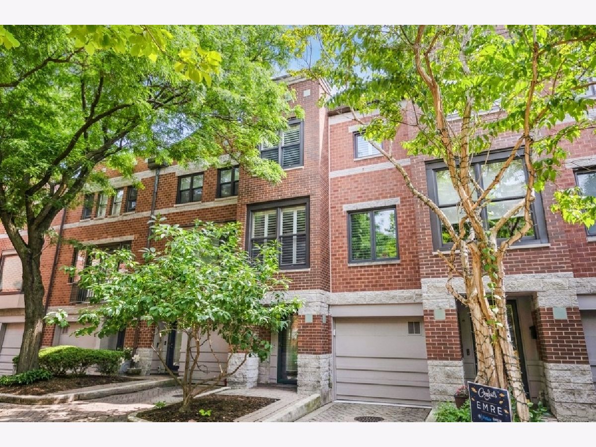 Townhomes Rented Greenview Passage Chicago Illinois, 2720 Greenview