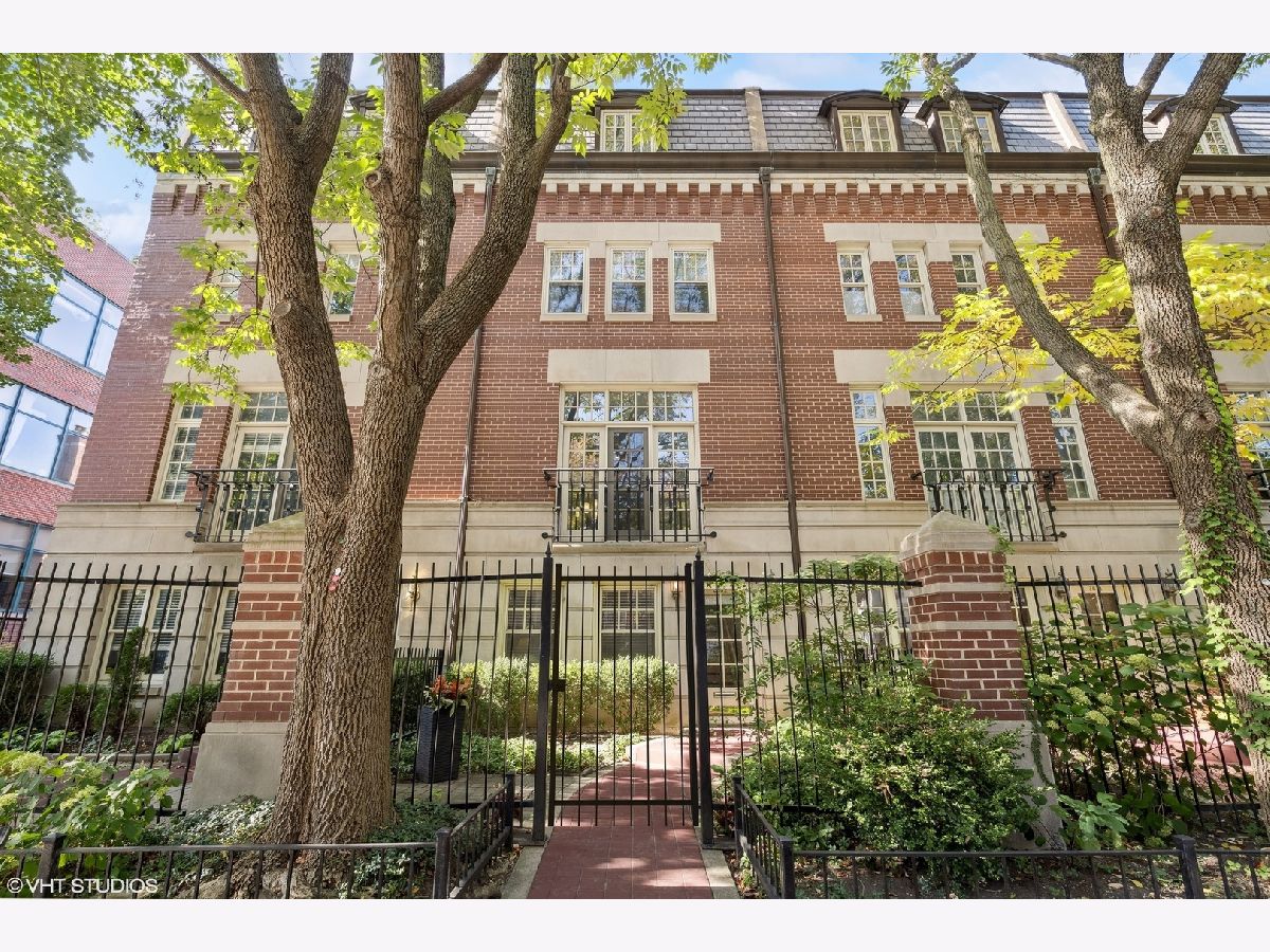 Townhomes & Condos & Homes Sold Embassy Club Chicago Illinois, 2632 Southport