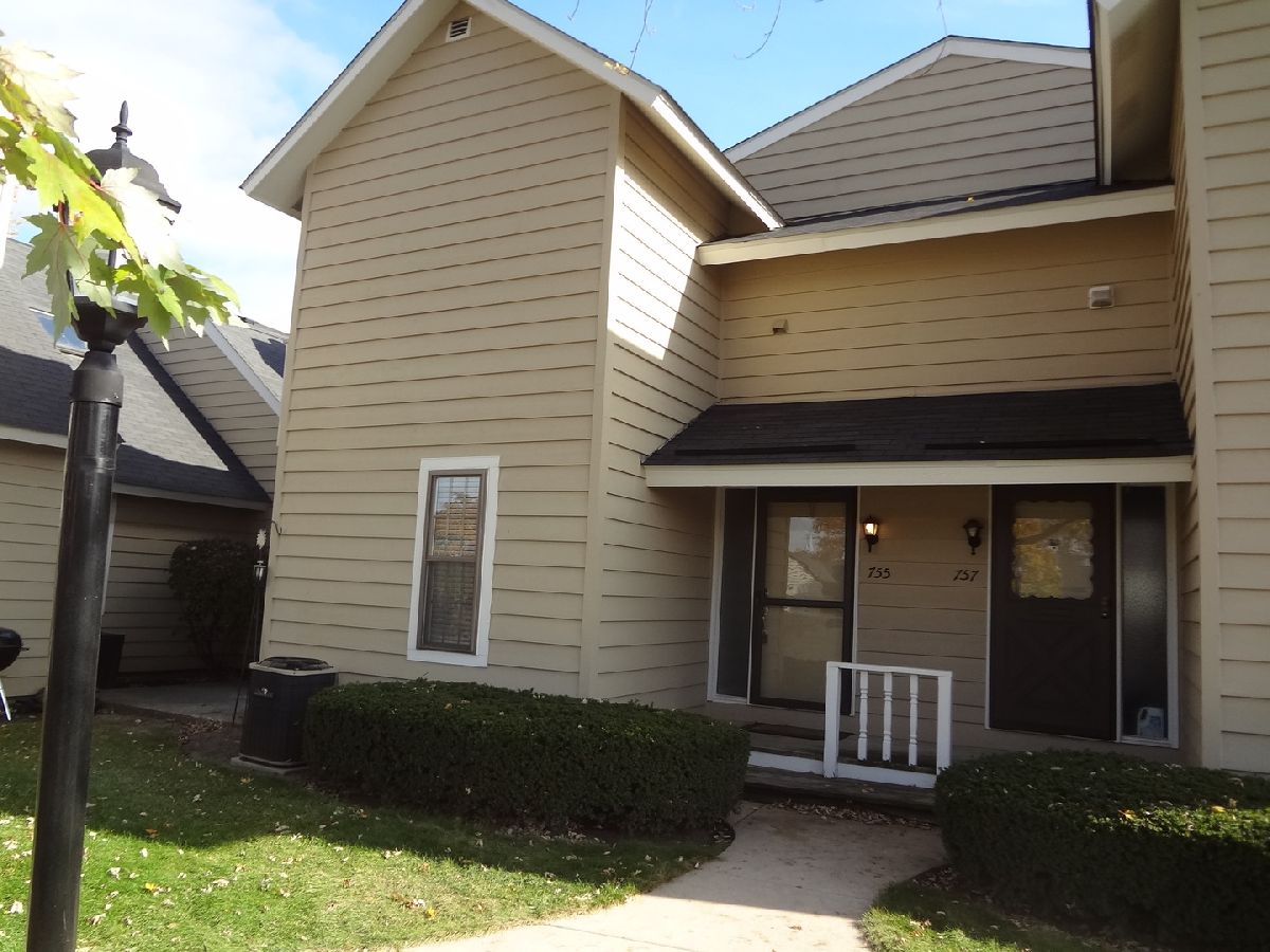 Townhomes & Condos & Homes Rented Heather Ridge Gurnee Illinois, 755 Chandler