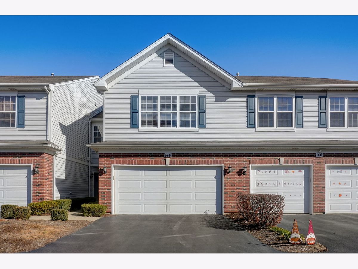 Townhomes & Homes Sold Blackberry Knoll Oswego Illinois, 144 Concord