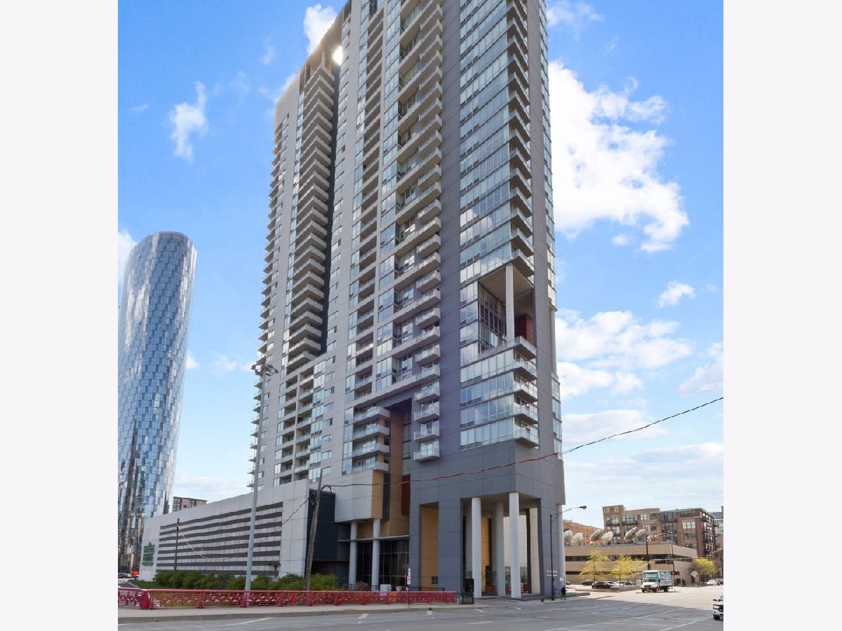 Condominiums Rented Skybridge Chicago Illinois, 737 Washington