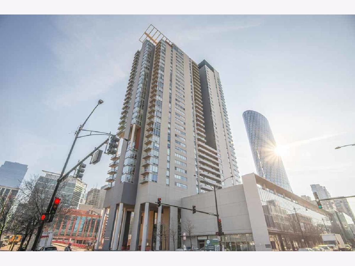 Condominiums Rented Skybridge Chicago Illinois, 737 Washington