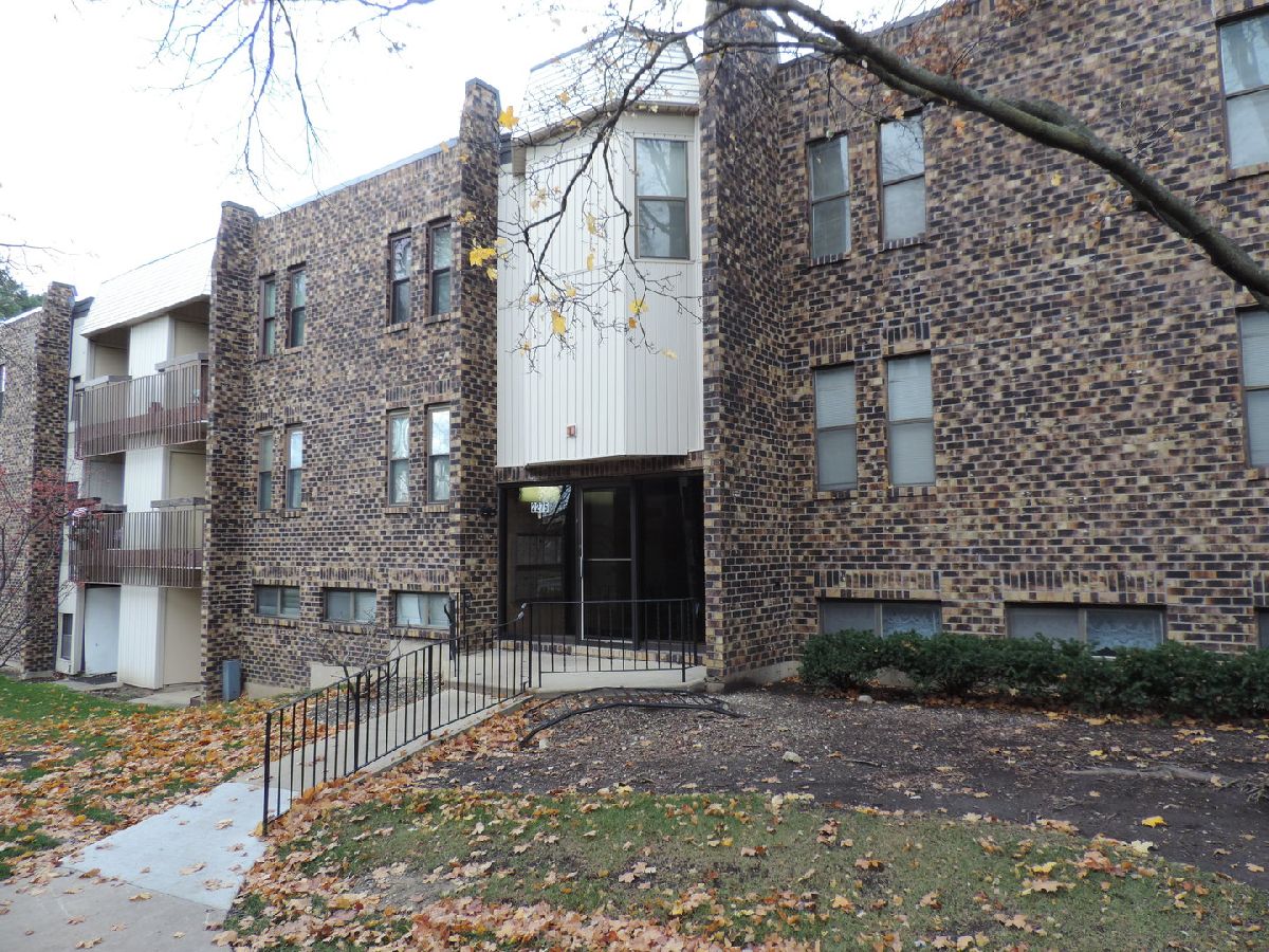 Condominiums & Homes Rented Country Club Woodridge Illinois, 2275 Country Club