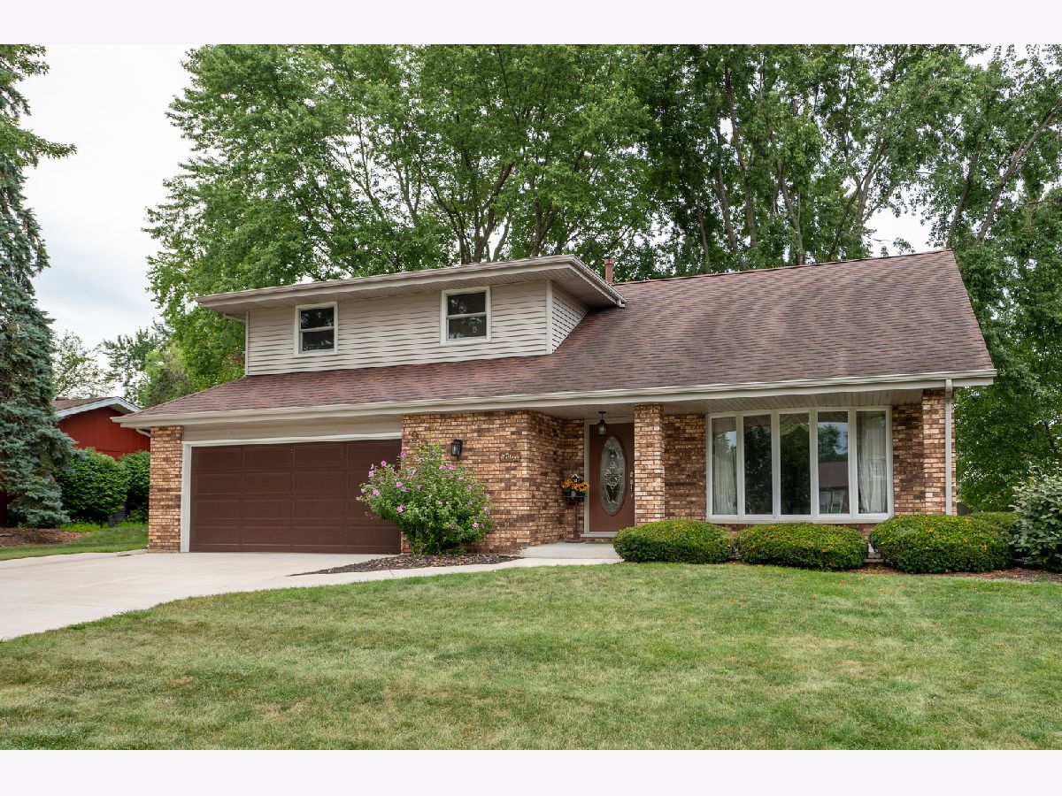 Homes & Condos & Townhomes Sold River Oaks Shorewood Illinois, 902 Caprice