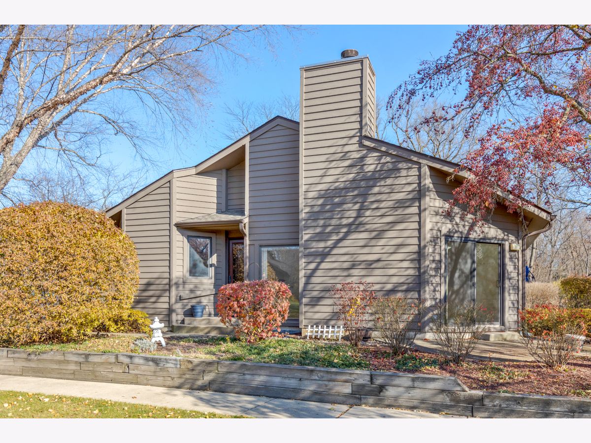 Townhomes & Homes Sold Wildrose Springs St Charles Illinois, 102 Shoreline