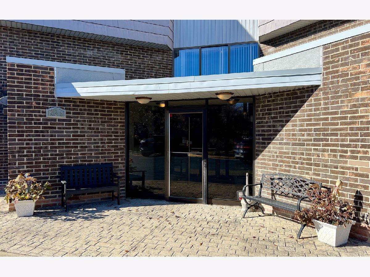 Condominiums Sold Cass Lake Village Westmont Illinois, 924 Lake