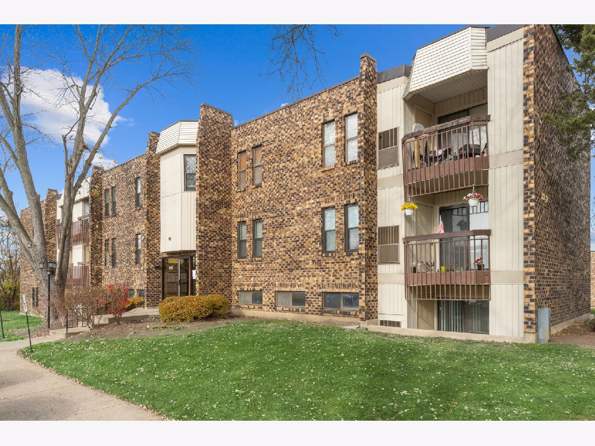 Condos & Townhomes Sold Woodridge Club Woodridge Illinois, 2212 Country Club