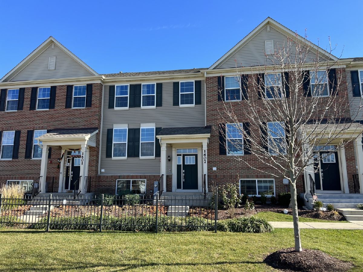 Condos & Townhomes Rented Prairie Commons Batavia Illinois, 1607 Carlstedt