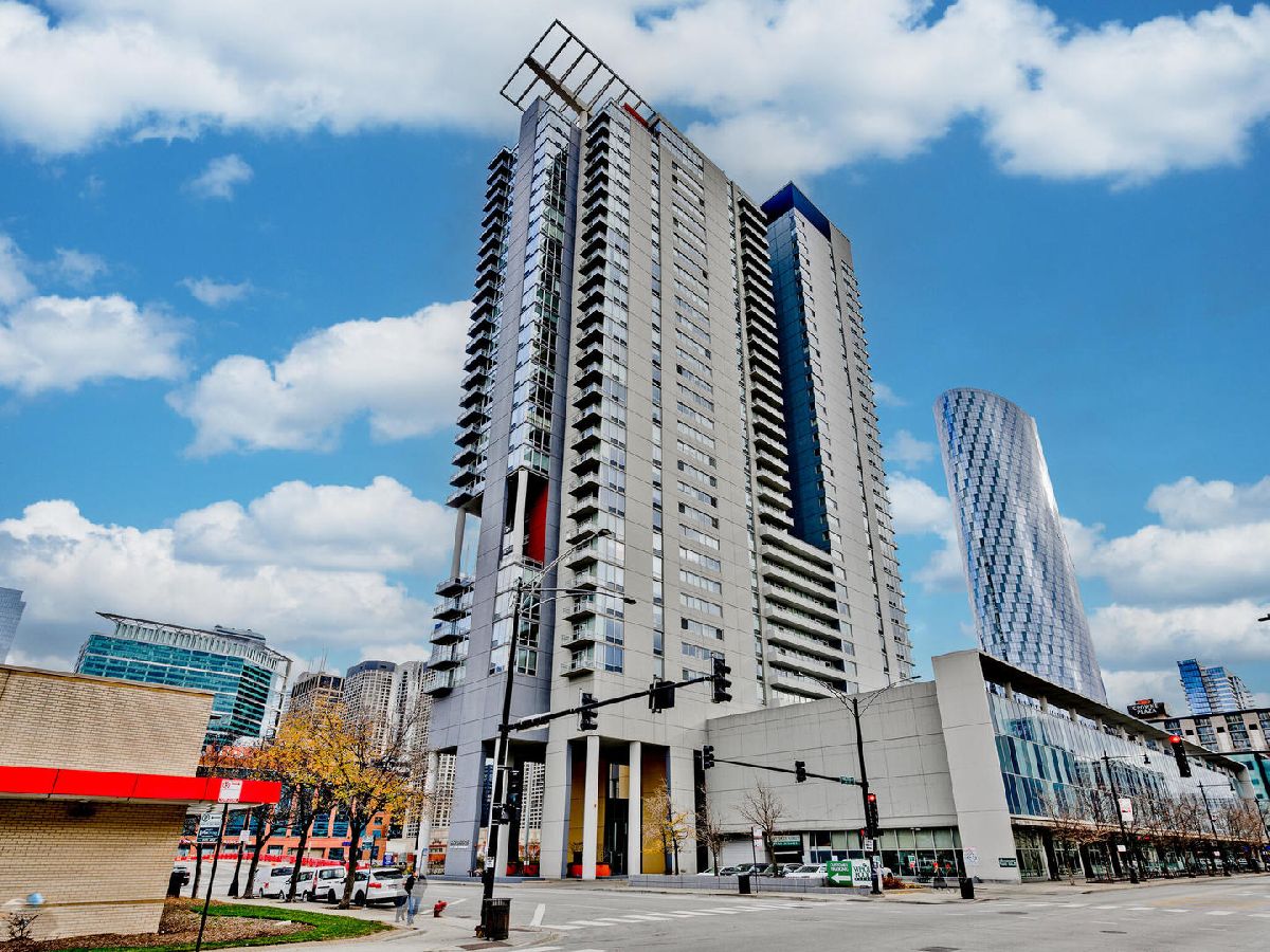 Condominiums Rented Skybridge Chicago Illinois, 737 Washington