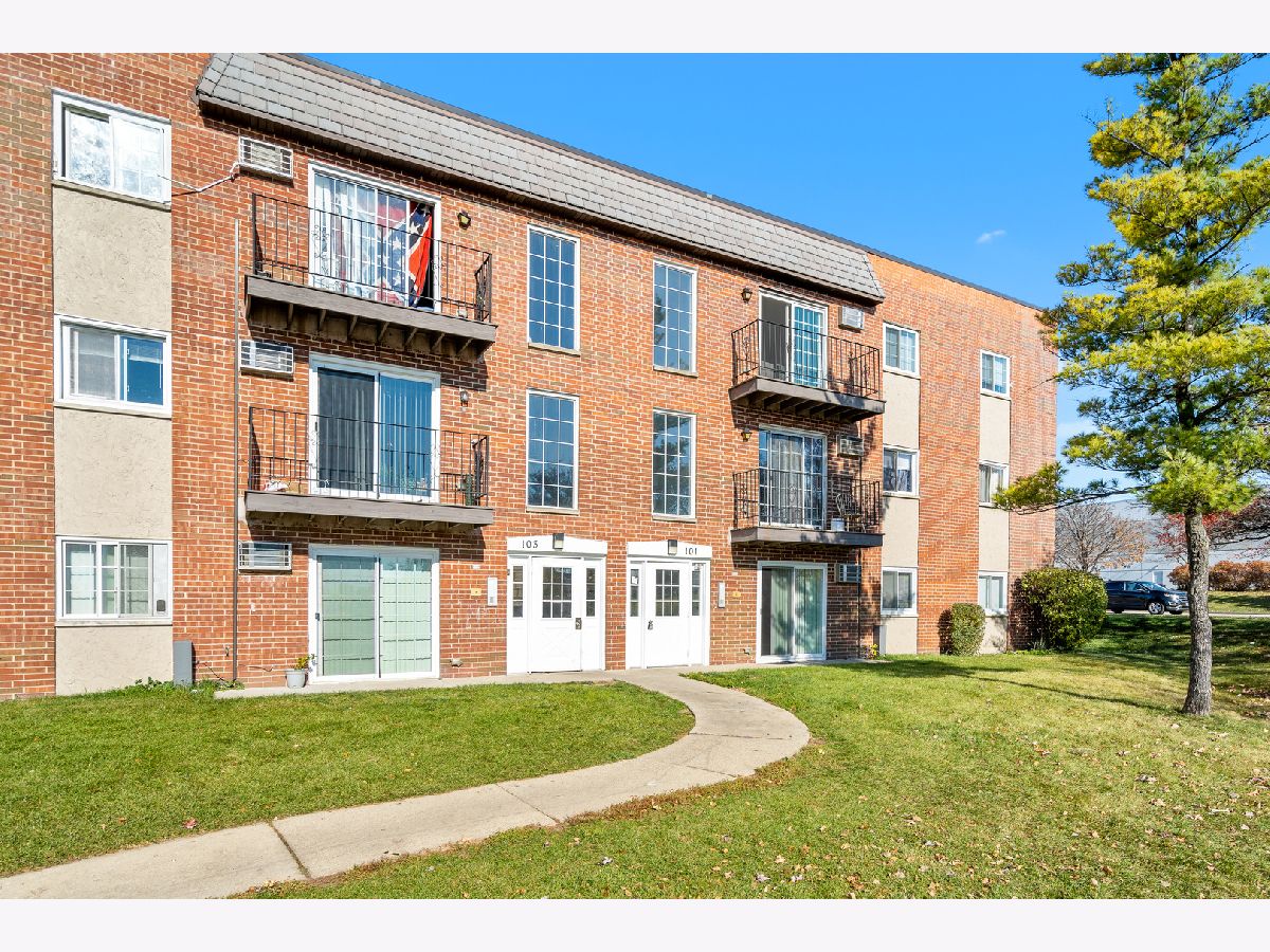Condominiums Sold Carolshire Carol Stream Illinois, 101 Elk
