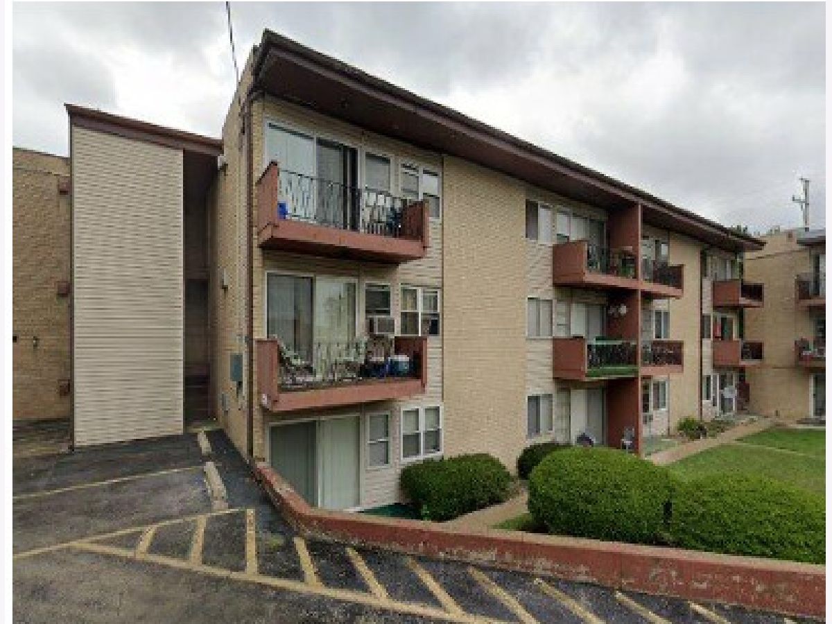 Homes & Condominiums Rented Hillside Commons Hillside Illinois, 605 Wolf